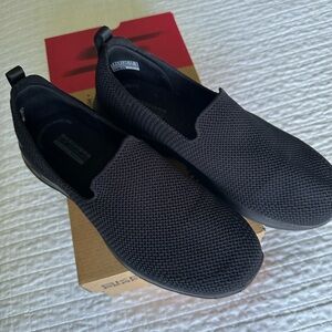 Skechers Women's Go Walk Sneaker slip on sneakers. Size 7